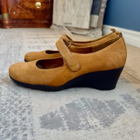 NWOT Aerosoles Tornado Tan Suede Wedge Mary Janes - Picture 3 of 15